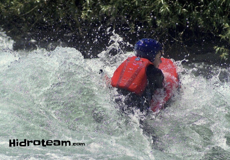 Navegando olas en trineo de agua hidrospeed Río Trancura