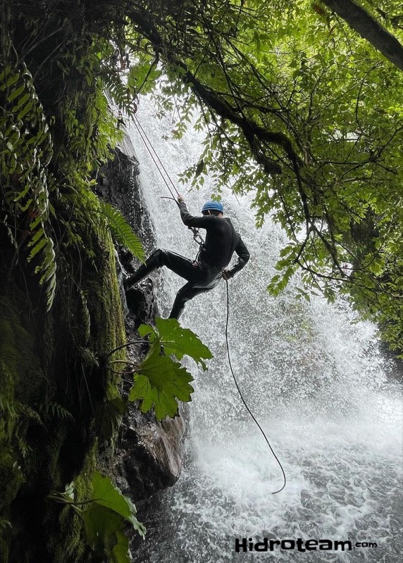 Exploración de selva valdiviana y cascadas en la Araucanía